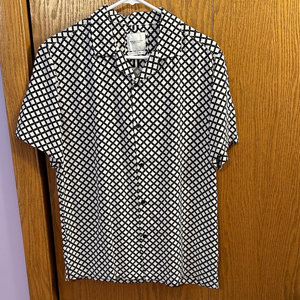 Denim & Flower Men’s Black and White Geometric Casual Shirt size medium.